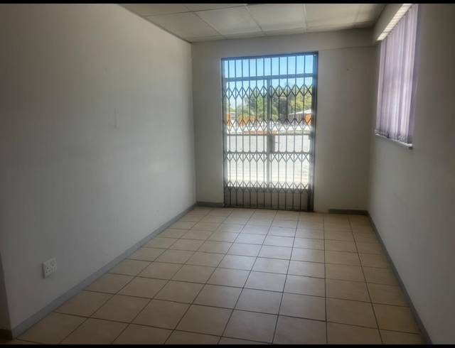 18M² SERVICED OFFICE TO LET IN SAVOY ESTATE